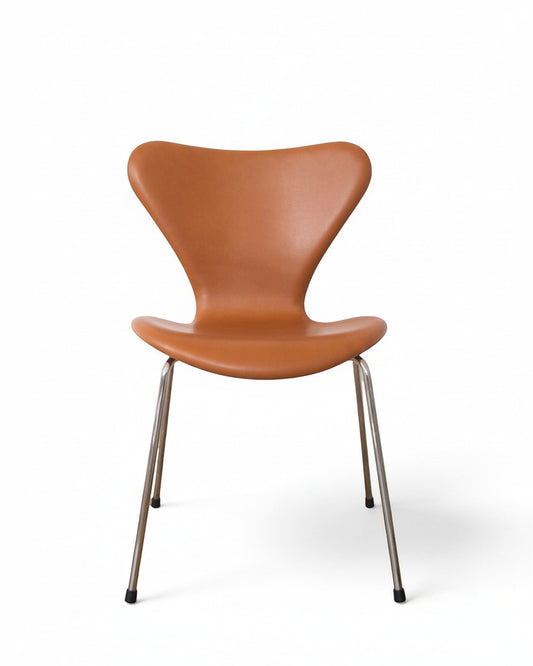 AUO NORD Arne Jacobsen Syveren stol model 3107 nypolstret i cognac semi-anilin læder med poleret stålstel