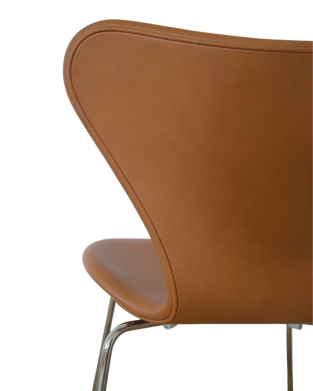AUO NORD Arne Jacobsen Syveren stol i cognac semi-anilin læder med poleret stel, set fra siden.