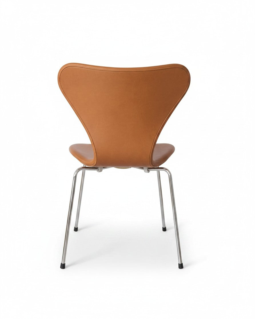 AUO NORD Arne Jacobsen Syveren stol i cognac semi-anilin læder med poleret stålstel set bagfra