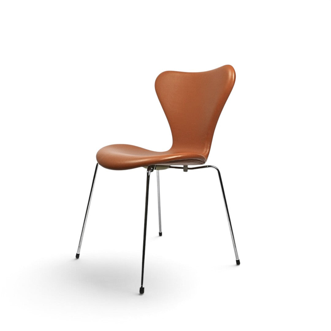 AUO NORD Syveren stol model 3107 af Arne Jacobsen nypolstret i brunt Soft Walnut læder med poleret stålstel