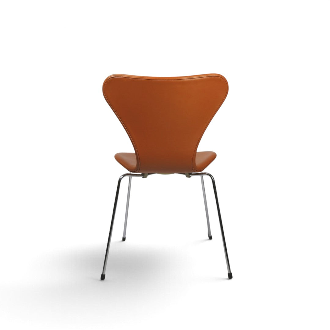 AUO NORD Arne Jacobsen Syveren stol model 3107 polstret i brunt soft walnut læder med poleret stel set bagfra
