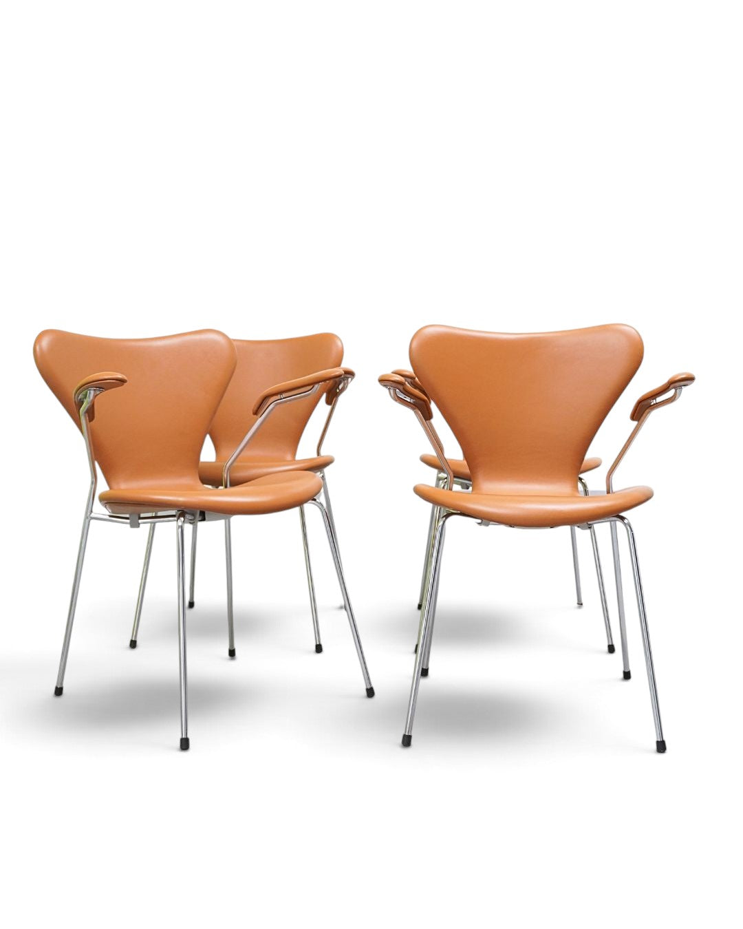 AUO NORD Arne Jacobsen Syveren stol model 3207 med armlæn i nypolstret walnut soft læder og poleret kromstel.