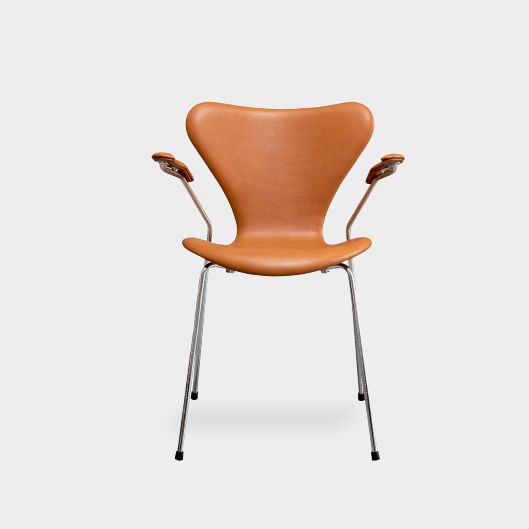 Arne Jacobsen Syveren stol i Calvados Cognac / Soft læder. – AUO NORD